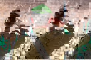 מפקד מחלקה ממ מ"מ קצין מפקד לוחם בטירונות טירונות בנחל בנח"ל נחל נח"ל מצדיע בטקס השבעה בכותל כותל