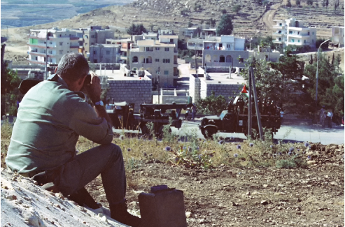 מפקד פיקוד הצפון, אמיר דרורי, צופה בנסיגת המחבלים. באדיבות דובר צה"ל.