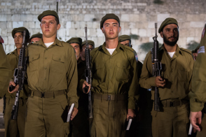טירונים לוחמים בכפיר כפיר מחזיקים  רובה וספר קודש תנ"ך בטקס טקס השבעה בכותל כותל כבד מדי