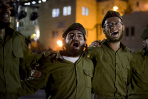 טירונים לוחמים מתחבקים שרים בטקס טקס בכותל כותל כבד מדי