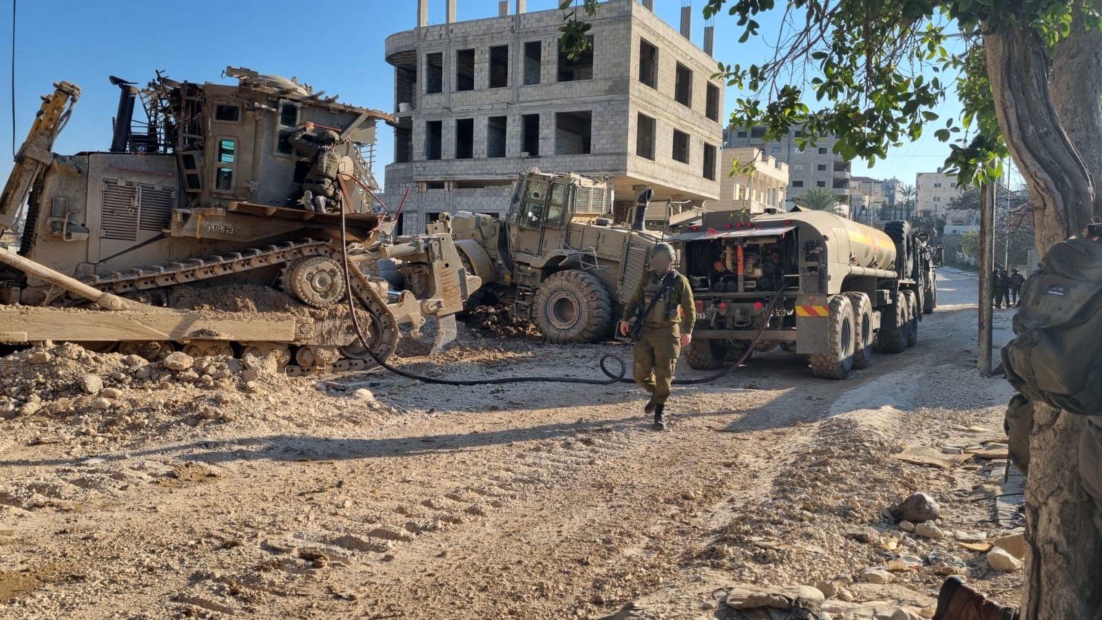 משאית דלק מתדלקת כלי רכב צבאיים ביהודה ושומרון