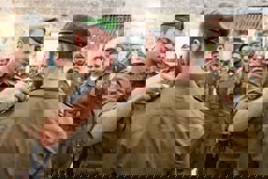 מפקד לוחם בטירונות טירונות נח"ל נחל שם תג לטירון טירון בנחל נחל נח"ל בטקס השבעה בכותל כותל