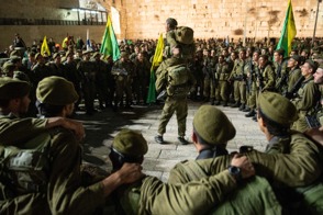 טירונים לוחמים בגולני גולני במעגל מורלים וואסח בטקס טקס השבעה בכותל כותל
