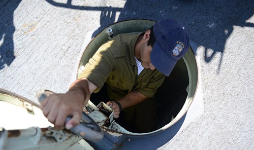 לוחם סטי"ל יוצא מבטן הספינה