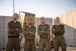 חיל האוויר, חיילים עומדים מול יירוטים