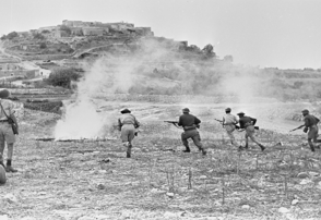 חיילים מסתערים