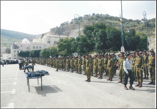 אירוע גדודי לציון סוף האימון המתקדם וההשבעה לשני מחזורי גיוס באתר נבי שועייב. הפלוגה הקרובה היא הצעירה, והפלוגה הרחוקה היא הוותיקה, והיא סיימה אימון מתקדם. הנשק שיחולק ללוחמים מונח על השולחנות שלפניהם. (באדיבות סא"ל אסעד סובח)