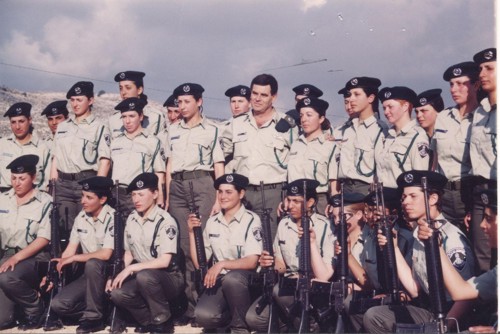 אחד המחזורים הראשונים של קורס הלוחמות במג"ב ביחד עם מפקד משמר הגבול לשעבר (מקור: ארכיון מג"ב)