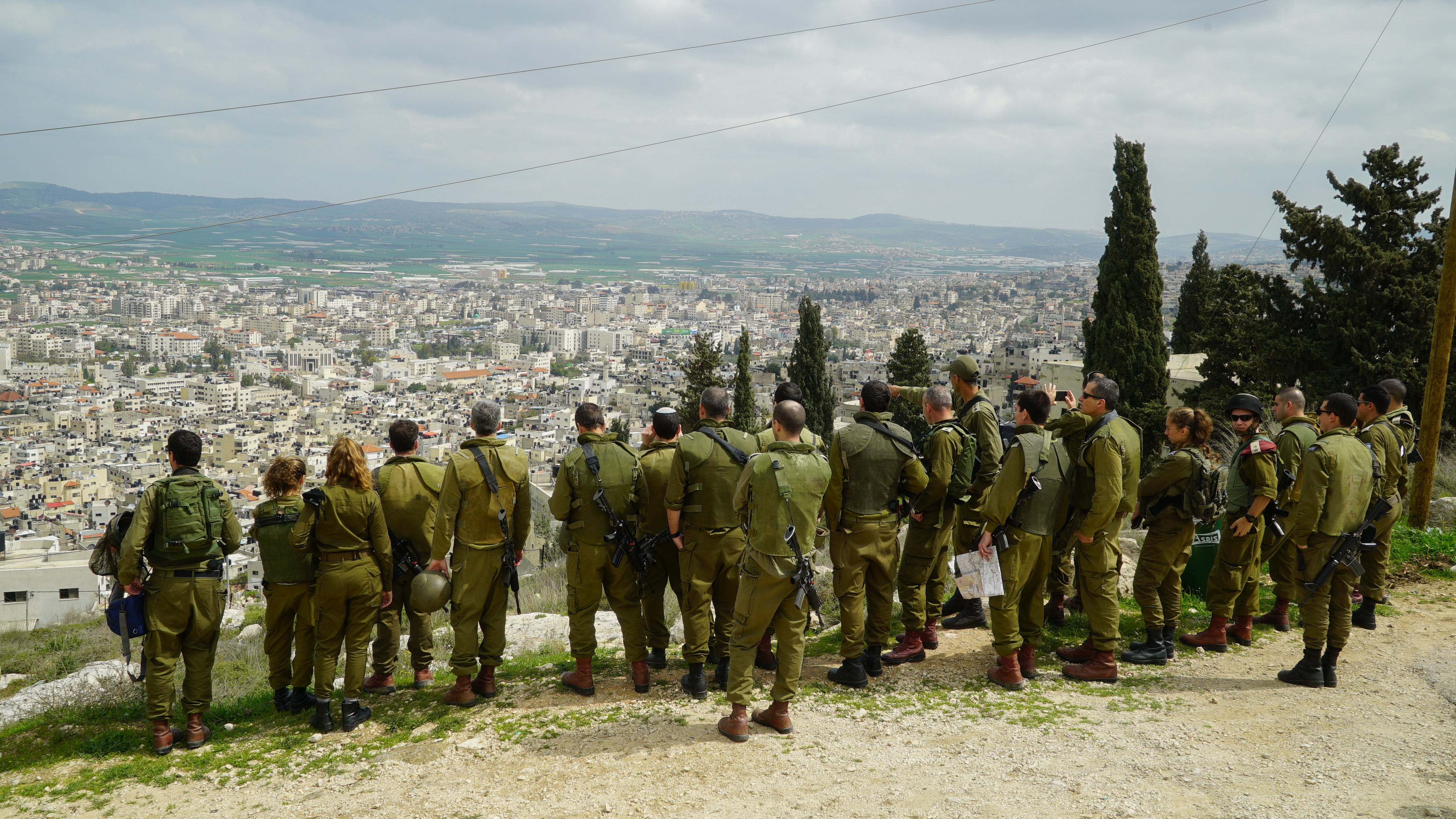 בתמונה: מפקדי חטיבה 5 משקיפים על ג'נין בסיור שהתקיים בשבוע שעבר בחטיבה המרחבית מנשה