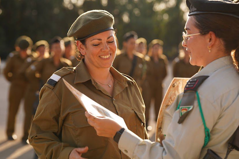 אישה בסיום טירונות