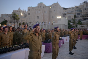 מפקד לוחם בטירונות טירונות לוחמים בחטיבת בגבעתי גבעתי מצדיע בטקס טקס השבעה בכותל כותל כבד מדי