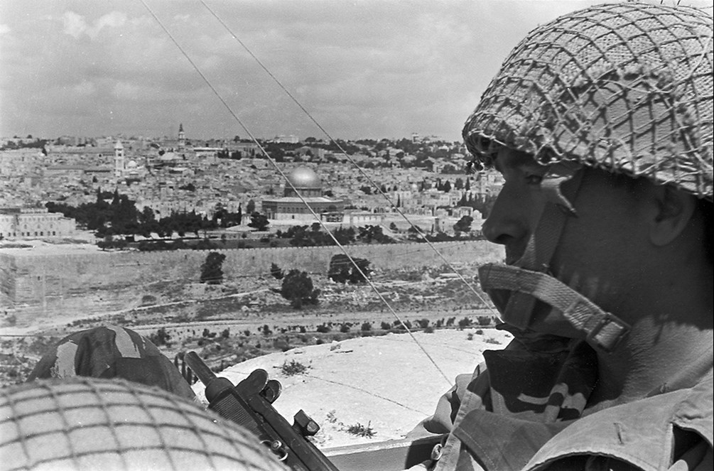 לוחמים צופים על הר הבית. באדיבות ארכיון צה"ל במשהב"ט