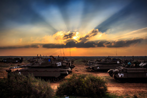 התרגיל המשולב בין חילות באל פורן טנקים מסודרים ליציאה וברקע שקיעה מחכים שתרד החשכה