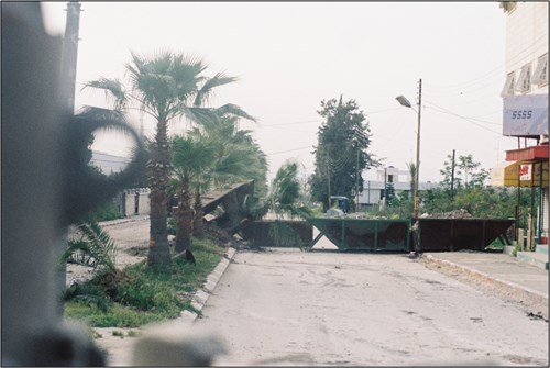 חסימות מאולתרות של הצירים בכניסה למחנה הפליטים ג'נין. (צילום: דו"צ)