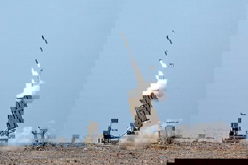 כיפת ברזל במהלך שיגור טיל מיירט
