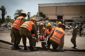 לוחמים חיילים בחטיבת חטיבת החילוץ בפלחץ פלחץ מתרגלים פינוי פצוע באלונקה אלונקה בתרגיל חילוץ