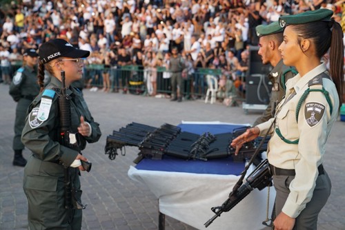 לוחמת מג"ב במהלך טקס ההשבעה (מקור: ארכיון מג"ב)