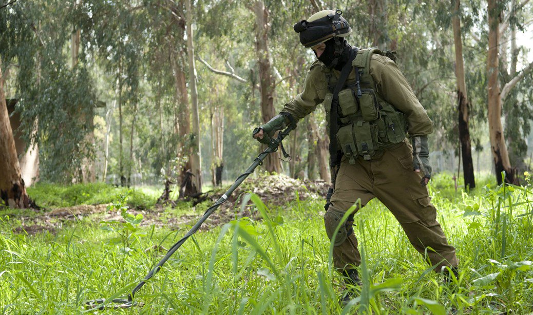 לוחם הנדסה משתמש במגמ"ק